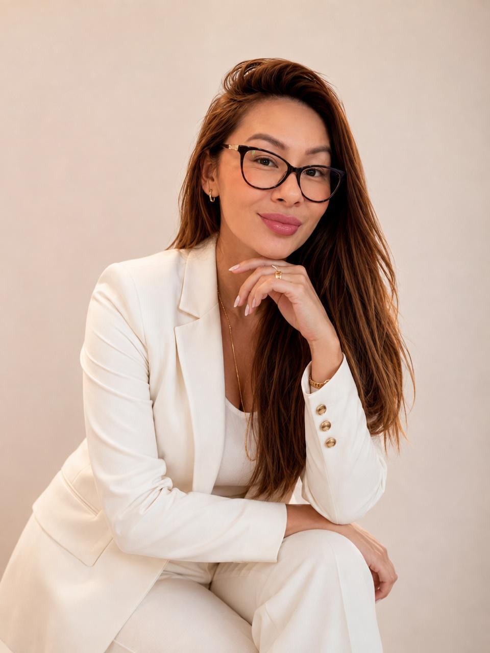 Dra. Cássia Barbosa, fisioterapeuta dermatofuncional